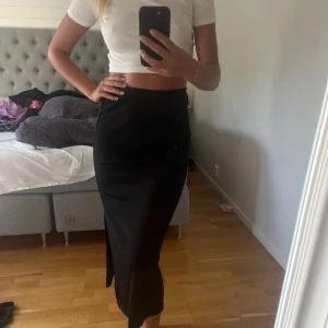 Svart pennkjol  - Fin svart midi kjol