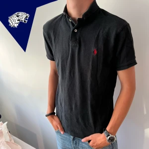 RALPH LAUREN PIKE - Ralph lauren piké i mesh tyg | Skick: 8,5/10 | Strl: Passar S | Vårt pris 399kr | Modellen är 182cm | Hör av dig vid frågor eller funderingar!