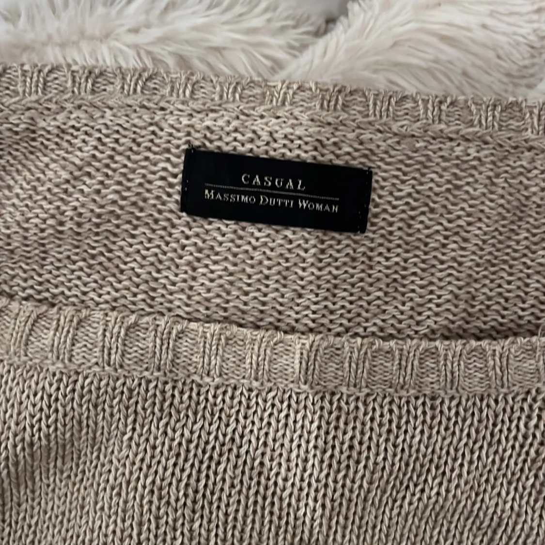 Fin stickad tröja i beige  - 92