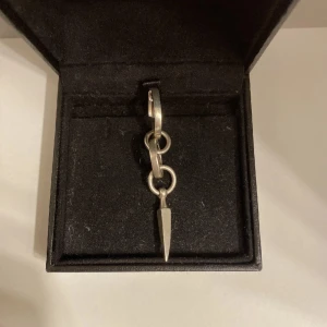 Maria Nilsdotter örhängen - Säljer mina två Maria Nilsdotter förhängen i bra skick( små repor )! Box kommer med till båda! Och kvitto på de långa!  Långa: 1800kr Korta: 1700kr Båda: 3200