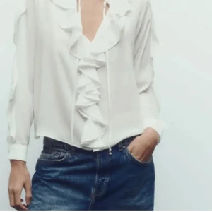 Blus - Jätte fin blus från Zara. Storlek S men passar också XS. Inga defekter och använd 1 gång och det var på julafton❤️ 