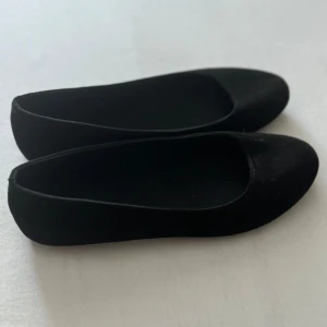 Ballerina skor  - Ballerina skor i storlek 40 men passar väldigt som storlek 39. Väldigt fina och som nya!💗