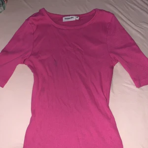 Rosa tajt tröja - Jätte fin tajt tröja intimissimi liknade, sitter fint och är i storlek Xs men passar även S