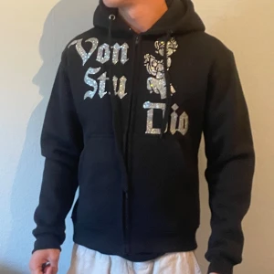 Von studio Zip Hoodie - En skön zip från Von studio! Köpt i höstas, aldrig kommit till användning! Storleken är M, men passar bättre på S. Hör av er för fler frågor! 🤝