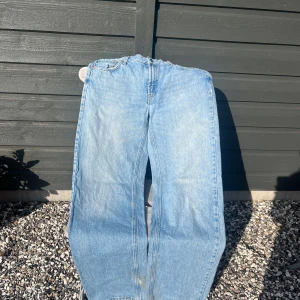 Blå jeans  - Blåa jeans från Lindex i snygg tvätt! Slitna längst ner!