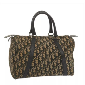 Christian Dior Boston väska - Christian Dior Trotter Boston-väska. Med en klassisk och tidlös design kommer denna väska att passa alla tillfällen. Perfekt för att lägga till en touch av lyxstil till vilken outfit som helst!