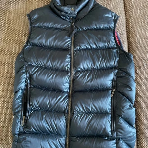 Parajumper väst - Tjena, säljer nu min väst pga rensar mitt garderob. Den är i S  Modellen heter ”Sheen” . Nypris är 3999kr och mitt pris 799kr😍 Har även lagt fraktmetod som ”liten” så frakten blir 29kr☺️