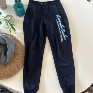 Hoodrich tröja och byxor - Ja säljer byxorna och tröjan för att det är för litet för mig har knappast använt skick 9/10 säljer det som ett kit kontakta om fler bilder eller frågor. Köpt i London, nypris 1200 kr   