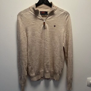 Morris half zip merino ull  - En snygg Morris half zip i 100% merino ull i ny skicka. Knappt använd och inga skavanker på. Perfekt till sommar kvälar och hösten. Tveka inte på att fråga om du undrar något
