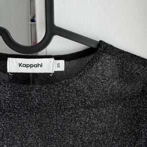 Glittrig tröja - en glittrig tröja från Kappahl som man kan ha över nått till nån outfit. använd 1 gång💗