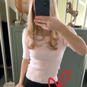 rosa t shirt - rosa ribbad t shirt från lindex. bra skick! i storlek M men sitter som S