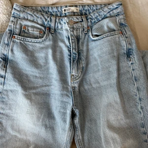 Högmidjage jeans  - Säljer då jag ej använder och de är lite för stora💕 från Ginatricot i storlek 34