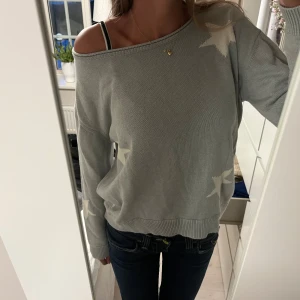 Tröja - Säljer denna tröjan ifrån esprit använd några gånger står ingen storlek men sitter som s/m tycker jag❤️