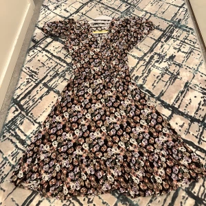 Blommig klänning - Säljer denna fina blommiga klänningen som är tyvär liten för mig😊