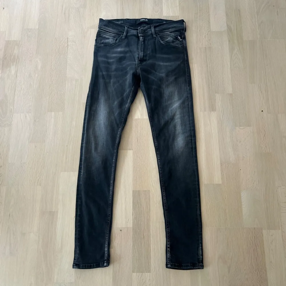 Ett par svarta jeansbyxor från Replay i modellen Jondrill. Byxorna har en något tvättad look med ljusare partier på framsidan och baksidan. L=30 W=30. Jeans & Byxor.