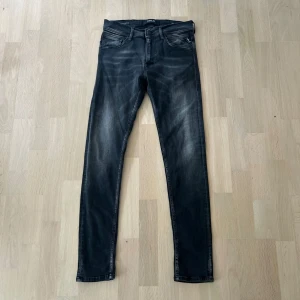 Replay jeans - Ett par svarta jeansbyxor från Replay i modellen Jondrill. Byxorna har en något tvättad look med ljusare partier på framsidan och baksidan. L=30 W=30