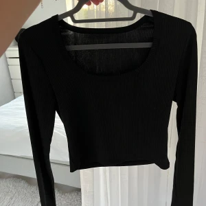 Långarmad tröja - Tröja från shein, ingen lapp på men det är storlek L. Urringning framtill och lite kroppad
