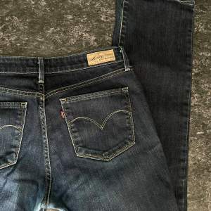 vintage lågmidjad straight leg levi’s i bra skick finns ett litet hål vid hälen men inget som syns :))  