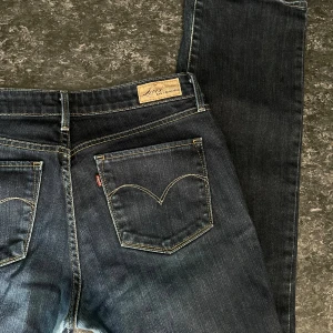 levis  - vintage lågmidjad straight leg levi’s i bra skick finns ett litet hål vid hälen men inget som syns :))  