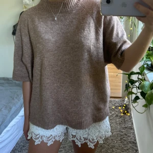 Stickad brun t-shirt - Stickad brun t-shirt i märket C&A 💕 