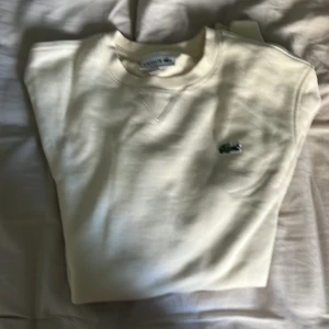 Lacoste hoodie - Fet Lacoste hoodie. Bra skick Nypris: 649kr.