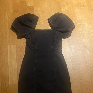 jenasklänning  - väldigt stretchig och fin med pufferärmar 