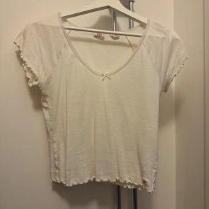 Vit topp från Levis - Knappt använd topp från levis i vitt som inte komemr till anvädning. Pris kan diskuteras, accepterar typ alla bud💖