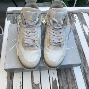 Jordan 4 Craft - Säljer mina jordan 4 craft då det inte är min stil köpta från snkrs appen Storlek 42.5 ända som behövs är lite tvätt på skon Kan tänka mig sänka priset vid en snabb affär! 