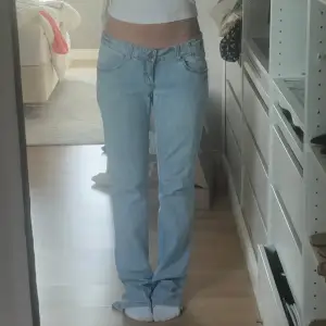 Väldigt låga bikbok jeans ljusblå (gamla modellen!) Köpte på plick💛 Har inga alls defekter.  Säljer pågrund av att ja hittat liknande och dessa va lite stora på mig. Köpte för 350kr  Säljer för 250💛  Skriv gärna vid fler bilder eller mått🫶🏼🫶🏼