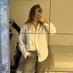 Skjorta  - Klassisk vit skjorta som sitter lite over-sized. Köpt second hand så vet inte hur mycket den är använd, men den är i bra skick. Sitter lite större på mig som är en 38 💗