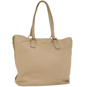 Prada väska - Ursprung: Kina  Material: läder Färg: beige  Tillbehör: inga