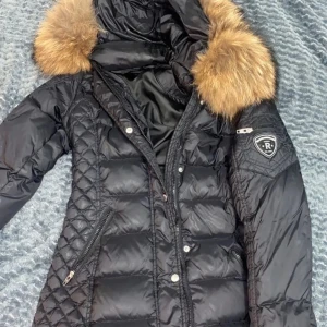 Rockandblue pälsjacka - Nypris: 4000kr  Jätte skön o perfekt inför vintern. Jätte fin o inga skador säljer bara för att den inte kommer till användning eftersom att jag har en annan💕 PRIS KAN SJÄLVKLART DISKUTERAS!