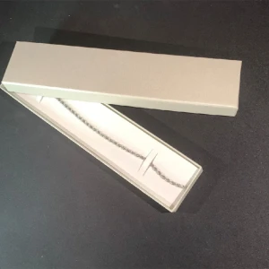 Halsband - Riktigt fint halsband, perfekt året runt. Det funkar till det mesta. Det är 50 cm i längd och 3 mm tjocklek. Jag har flera mer i lager. Rostfritt stål.