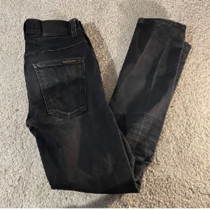 Nudie jeans - Ett par skit feta nudie jeans som är i toppen skick! Jeansen är i storlek W:28 L:30.   De bara att höra av om mer bilder eller frågor💯