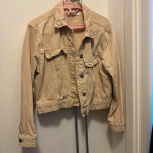 Jeansjacka beige - Jacka, lite oversize från ginatricot.