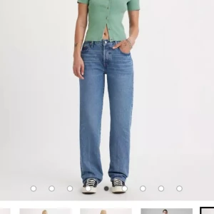 Levis 501 90’s - Säljer mina fina Levis jeans! Super coolt ”mönster på dom” köpta för runt 1200! Storlek 29w 30l. Inga märkbara slitningar på dom! 