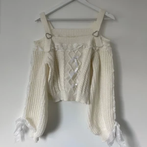 Beige Tjocktröja - jättesöt beige tjocktröja, haft på mig en fåtal gånger och säljer då den inte riktigt kommer till användning längre. snörningen på ärmarna ska man knyta själv och längden vid hjärtan kan anpassas 🫶(originalpris 199kr)