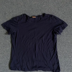 Marinblå T-shirt - Snygg marinblå t-shirt