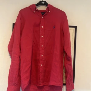 Rosa Ralph lauren skjorta - Säljer en snygg Ralph lauren linneskjorta i rosa färg då den inte kommer till användning skick 9/10. DM för frågor
