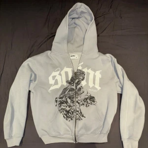 Multiply Apparel zip hoodie - Riktigt fet hoodie från Multiply Apparel som inte finns kvar att köpa längre och då som tyvärr har slutat passa mig. Hoodin är storlek S men är en loose/relaxed hoodie. Skicka meddelande för frågor!