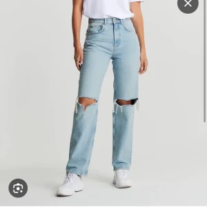 Jeans med hål - Blåa Jeans från Gina tricot med slitningar på knäna, använda fåtal gånger och i jätte bra skick! Säljer då det inte passar mig längre, dock super fina och önska jag kunde använda dem. Skriv gärna om ni undrar något eller vill få en bild på dem💓 