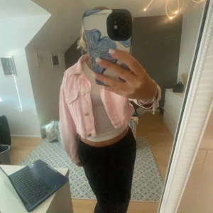 Rosa jeansjacka  - Rosa jeansjacka Från ginatricot  Strlk S Använd 1 gång För referens år jag mellan 160-165 cm Pris kan diskuteras 