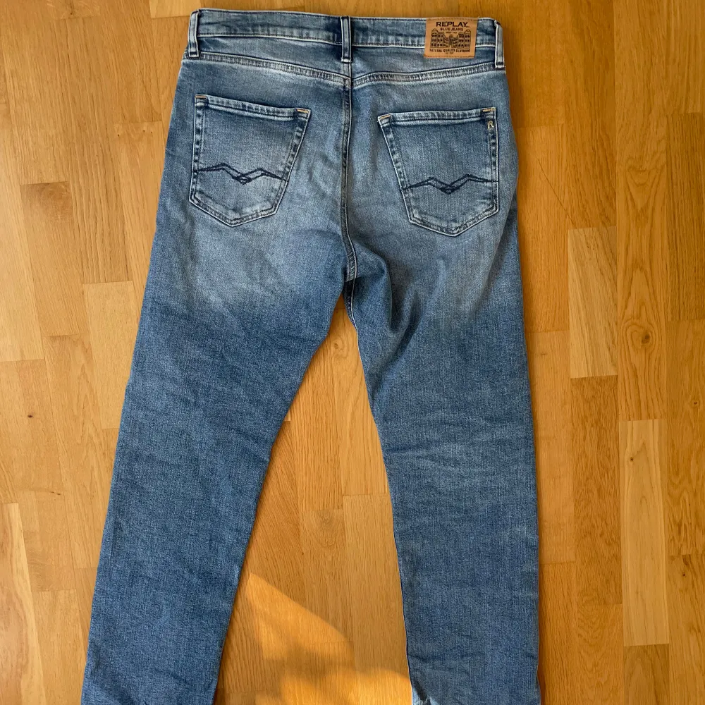 Säljer dessa replay thad som är lite mer traight relaxed fit riktigt sköna storlek 16 år typ 170cm-180cm riktigt fint skick fråga gärna vid minsta fundering . Jeans & Byxor.