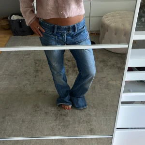 Diesel jeans  - Säljer dessa enormt snygga jeans från diesel. Säljer då de är för stora och för långa för mig. De är små i storleken så typ en w27-28. Hör av dig vid frågor och intresse!!🌺🌺🩷🩷