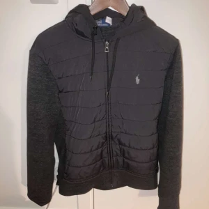 Ralph lauren cardigan  - Tja! Säljer en ralph lauren cardigan i strl S❗️ Skick 8,5/10❗️nypris 2250kr ca, vårt pris 1299kr❗️