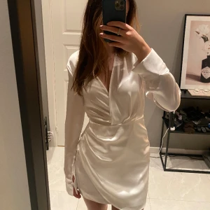 Klänning  - Säljer denna klänning från Zara. Oanvänd, storlek S men anser att den även passar Xs. Vid ”köp nu” knappen skickas varan inom 3 dagar🤍 