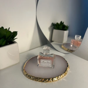 Miss Dior parfym - Miss Dior Blooming Bouquet Eau de Toilette, 5 ml och aldrig använd endast luktad. Kan användas som tester eller bara ha i väskan!💗