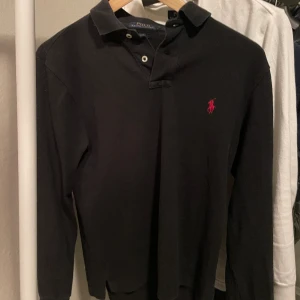 Långärmad Ralph lauren piké - Bra, skick, sparsamt använd. Storlek Small. Nypris 1300kr. Mitt pris 449kr. Skriv vid minsta lilla fundering!