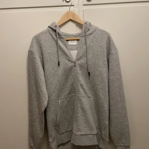 Jack and Jones zip - Säljer nu min jack&jones zip hoodie köpt för 400 mitt pris 350 aldrig använd kvitto fins kvar hör av er vid frågor eller funderingar 