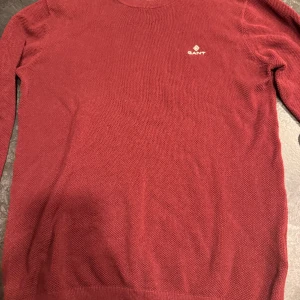 Sweatshirt från Gant - En lite tunnare sweatshirt från Gant, inte använd så mycket. Den är mörkröd, lite mörkare än vad som syns på bilderna. Passar S och mindre M! 